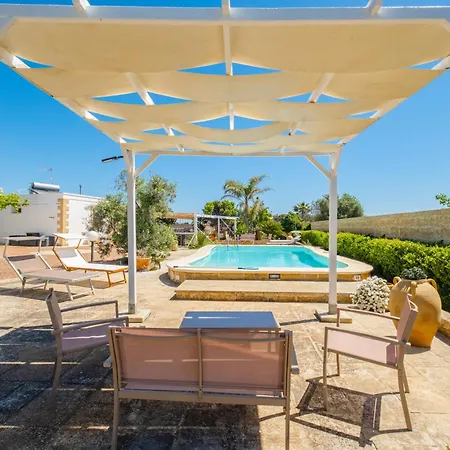 Villa Con Piscina E Jacuzzi Privata A Leuca Corsano (Apulia)